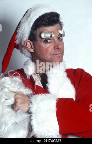 Uomo di mezza età vestirsi come Babbo Natale, 1990s, USA Foto Stock