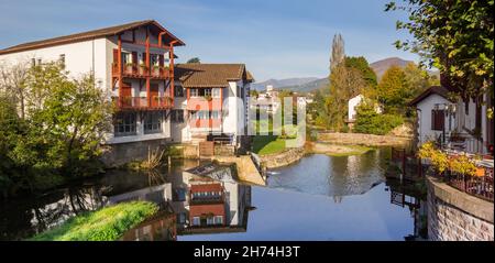 Panorama del fiume Nive nel centro di Saint-Jean-Pied-de-Port, Francia Foto Stock