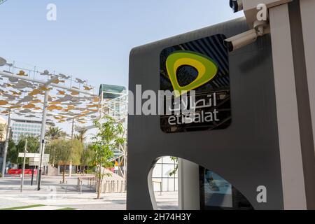 '11.19.2021 - Dubai, Emirati Arabi Uniti - Etisalat Business Logo sign outdoor per le telecomunicazioni nel fornitore nazionale di reti mobili. Foto Stock