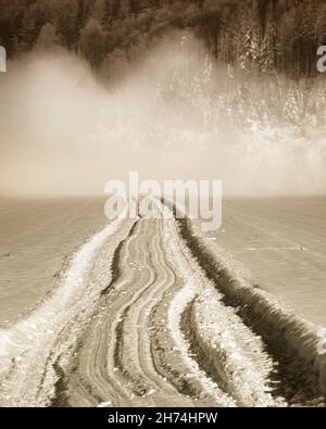 Bike Way R1 in inverno, vicino a Gewissensenruh, Wesertal, Weser Uplands, Weserbergland, Assia, Germania Foto Stock