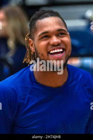 Felice uomo afroamericano in un'arena ad un evento sportivo Foto Stock