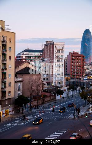 La Torre Agbar di Barcellona è definita dalla sua illuminazione notturna in grado di creare 16 milioni di colori, Spagna. Foto Stock