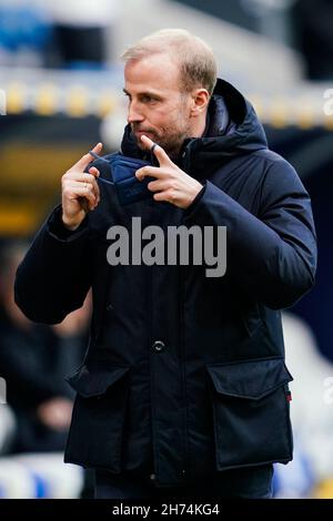 Sinsheim, Germania. 20 Nov 2021. Calcio: Bundesliga, TSG 1899 Hoffenheim - RB Leipzig, Matchday 12, PreZero Arena. Sebastian Hoeneß, allenatore di Hoffenheim, entra nello stadio con maschera FFP2. Credito: Uwe Anspach/dpa - NOTA IMPORTANTE: In conformità con le norme del DFL Deutsche Fußball Liga e/o del DFB Deutscher Fußball-Bund, è vietato utilizzare o utilizzare fotografie scattate nello stadio e/o del match sotto forma di immagini in sequenza e/o serie di foto video-simili./dpa/Alamy Live News Credit: dpa Picture Alliance/Alamy Live News Foto Stock