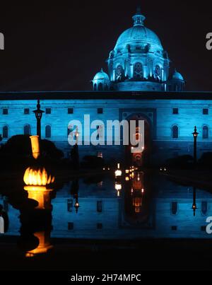 Blocco nord illuminato con luce blu sotto la campagna GoBlue alla vigilia della Giornata Mondiale dei Bambini tema 2021 "Un futuro migliore per ogni bambino" a Nuova Delhi. Il monumento si è illuminato in blu in solidarietà per i diritti dei bambini e l'impatto di Covid-19 e il cambiamento climatico sulle loro vite, L’UNICEF ha detto. La Giornata Mondiale dei Bambini è stata istituita per la prima volta nel 1945 come Giornata universale dei Bambini e celebrata il 20 novembre di ogni anno per promuovere la convivenza internazionale, la consapevolezza tra i bambini di tutto il mondo e il miglioramento del benessere dei bambini. (Foto di Naveen Sharma/SOPA Images/Sipa USA) Foto Stock