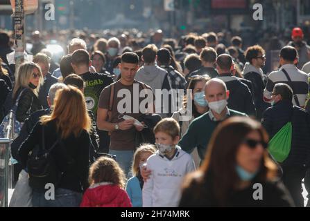 Napoli, Italia. 20 Nov 2021. Folla di persone, quasi tutte con maschere protettive, in via Toledo, nella città di Napoli, nel sud Italia. Credit: Independent Photo Agency/Alamy Live News Foto Stock