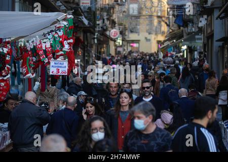 Napoli, Italia. 20 Nov 2021. Folla di persone, quasi tutte con maschere protettive, in via Toledo, nella città di Napoli, nel sud Italia. Credit: Independent Photo Agency/Alamy Live News Foto Stock