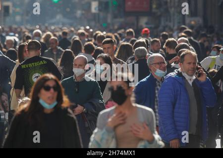 Napoli, Italia. 20 Nov 2021. Folla di persone, quasi tutte con maschere protettive, in via Toledo, nella città di Napoli, nel sud Italia. Credit: Independent Photo Agency/Alamy Live News Foto Stock