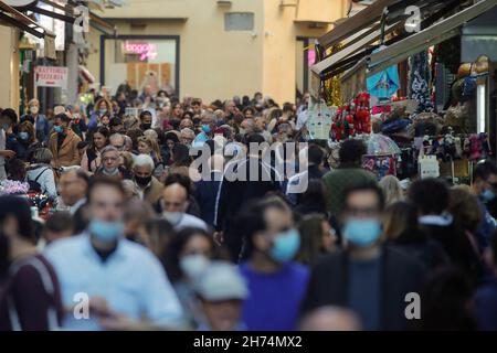 Napoli, Italia. 20 Nov 2021. Folla di persone, quasi tutte con maschere protettive, in via Toledo, nella città di Napoli, nel sud Italia. Credit: Independent Photo Agency/Alamy Live News Foto Stock