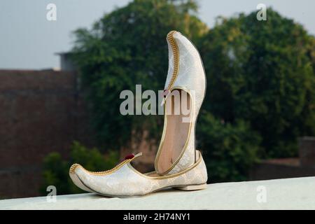 Calzature in stile indiano per matrimoni, calzature tradizionali Foto Stock