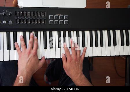 colpo di testa delle mani di un pianista che suona il suo strumento Foto Stock