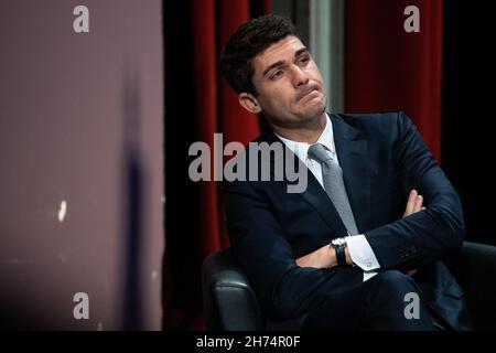 Parigi, Francia. 20 Nov 2021. Il vice francese Les Repubicains (LR) Aurelien Pradie per il Consiglio nazionale del partito LR, a Issy-les-Moulineaux, nei pressi di Parigi, il 20 novembre 2021. Photo by Raphael Lafargue/ABACAPRESS.COM Credit: Abaca Press/Alamy Live News Foto Stock