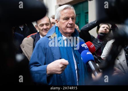 Parigi, Francia. 20 Nov 2021. Les Republicains (LR) candidato del partito di destra per le elezioni presidenziali 2022 Michel Barnier arriva per il Consiglio Nazionale del partito LR, a Issy-les-Moulineaux vicino Parigi, il 20 novembre 2021. Photo by Raphael Lafargue/ABACAPRESS.COM Credit: Abaca Press/Alamy Live News Foto Stock