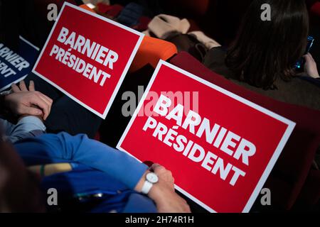 Parigi, Francia. 20 Nov 2021. I membri di Les Republicains (LR) hanno firmato Barnier 2022 durante un discorso durante il Consiglio nazionale del partito LR, a Issy les Moulineaux vicino Parigi, il 20 novembre 2021.Foto di Raphael Lafargue/ABACAPRESS.COM credito: Abaca Press/Alamy Live News Foto Stock