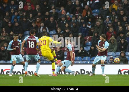 Burnley, Regno Unito. 20 Nov 2021. Christian Benteke di Crystal Palace (20) spara e segna il suo primo obiettivo. Premier League Match, Burnley contro Crystal Palace al Turf Moor di Burnley, Lancs sabato 20 novembre 2021. Questa immagine può essere utilizzata solo a scopo editoriale. Solo per uso editoriale, licenza richiesta per uso commerciale. Nessun uso in scommesse, giochi o un singolo club / campionato / giocatori pubblicazioni. pic di Chris Stading/Andrew Orchard sport fotografia/Alamy Live news credito: Andrew Orchard sport fotografia/Alamy Live News Foto Stock