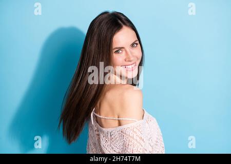 Girata foto di allegro giovane donna felice mosca capelli buon umore sorriso isolato su sfondo di colore blu pastello Foto Stock