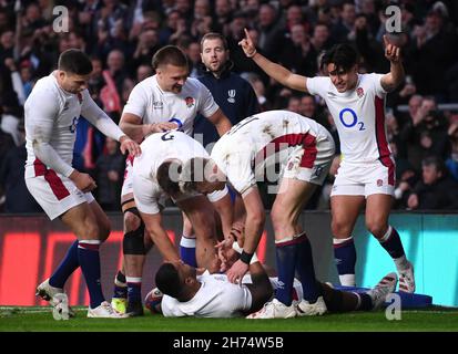 20 novembre 2021; Twickenham, Londra, Inghilterra, Autumn Series International rugby, Inghilterra versus Sud Africa: Inghilterra festeggia Manu Tuilagi&#x2019;s prova in 7 minuti Foto Stock