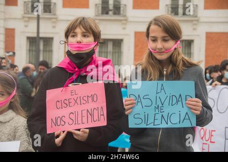 La comunità lgtbiq dimostra contro la discriminazione: Bullismo scolastico, e rifiuto nei posti di lavoro o quando si cerca una casa. Oppressione che raggiunge livelli insopportabili ed è ancora più terribile nei confronti delle persone transgender il movimento lgtbiq incolpa il discorso e la politica del Partito popolare e del partito di estrema destra Vox con un discorso macho, razzista, omofobico e transfobico, il suo franchismo e il suo odio contro la sinistra combattente, Il movimento lgtbiq sottolinea che la Comunità di Madrid guidata da Isabel Díaz Ayuso è un chiaro esempio. Il diritto all'aborto in p Foto Stock