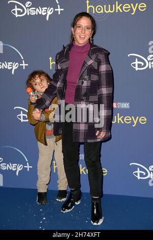 Caterina Guzzanti ed Elio (figlio) assistono al tappeto blu della prima italiana dei primi due episodi della serie Marvel Hawkeye al cinema moderno. (Foto di Mario Cartelli / SOPA Images/Sipa USA) Foto Stock
