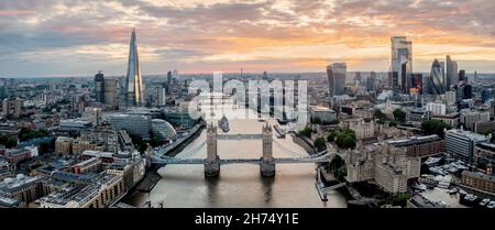 London City, Tower Bridge, The Shard e River Tamigi. Vista aerea sul ponte della torre verso la città e il quartiere finanziario al tramonto Foto Stock