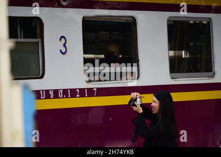 Bangkok, Tailandia. 20 Nov 2021. Thailandia - persone e molte famiglie si riuniscono per scattare foto della stazione ferroviaria di Bangkok o di Hua Lamphong prima di chiudere la leggenda del più antico hub di trasporto ferroviario della Thailandia. Il 20 novembre 2021. (Foto di Teera Noisakran/Pacific Press) Credit: Pacific Press Media Production Corp./Alamy Live News Foto Stock