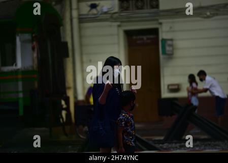 Bangkok, Tailandia. 20 Nov 2021. Thailandia - persone e molte famiglie si riuniscono per scattare foto della stazione ferroviaria di Bangkok o di Hua Lamphong prima di chiudere la leggenda del più antico hub di trasporto ferroviario della Thailandia. Il 20 novembre 2021. (Foto di Teera Noisakran/Pacific Press) Credit: Pacific Press Media Production Corp./Alamy Live News Foto Stock