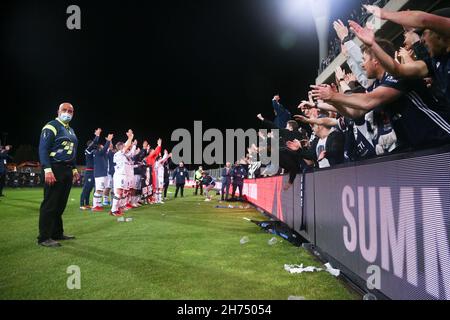 Melbourne, Australia, 20 novembre 2021. Melbourne Victory ringrazia i loro tifosi dopo aver vinto la partita di calcio del round 1 A-League tra il Western United FC e il Melbourne Victory FC il 20 novembre 2021 al GMHBA Stadium di Geelong, Australia. Credit: Dave Hewison/Speed Media/Alamy Live News Foto Stock