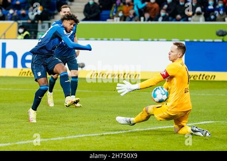 Sinsheim, Germania. 20 Nov 2021. Calcio: Bundesliga, TSG 1899 Hoffenheim - RB Leipzig, Matchday 12, PreZero Arena. Il Georginio Rutter di Hoffenheim (l) non riesce a battere il portiere di Lipsia Peter Gulacsi. Credito: Uwe Anspach/dpa - NOTA IMPORTANTE: In conformità con le norme del DFL Deutsche Fußball Liga e/o del DFB Deutscher Fußball-Bund, è vietato utilizzare o utilizzare fotografie scattate nello stadio e/o del match sotto forma di immagini in sequenza e/o serie di foto video-simili./dpa/Alamy Live News Credit: dpa Picture Alliance/Alamy Live News Foto Stock