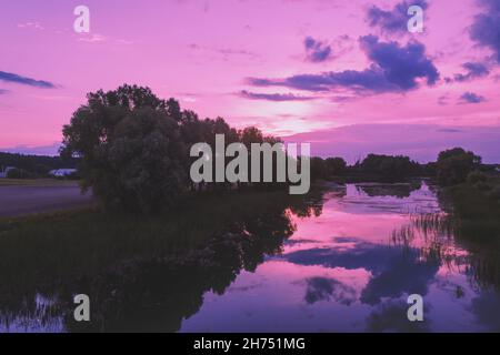 Magico tramonto rosa sul lago. Lago sereno di sera. Paesaggio naturale Foto Stock
