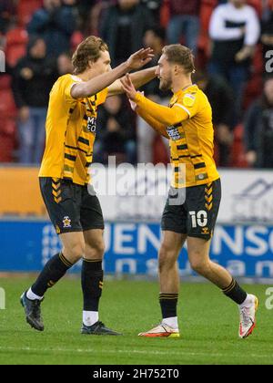Sam Smith #10 di Cambridge United celebra il suo obiettivo di renderlo 2-1 Foto Stock