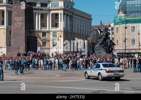 Vladivostok, Russia - 9 settembre 2018: Un'azione politica contro l'innalzamento dell'età pensionabile organizzata da Alexei Navalny. Macchina della polizia sul backgrou Foto Stock