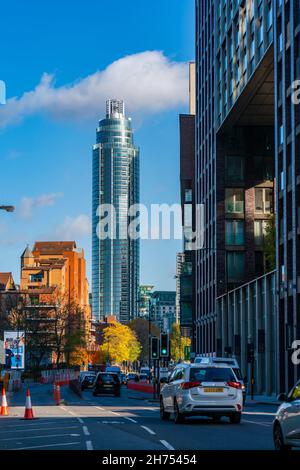 LONDRA, Regno Unito - 11 NOVEMBRE 2021: Vista sulla strada di Nine Elms Lane con la St George Wharf Tower, un grattacielo residenziale a Vaxhaul sullo sfondo Foto Stock