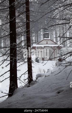 cappella nel mezzo della foresta, sotto le montagne, inverno, neve, come nei vecchi giorni, luogo abbandonato, luogo di preghiera, luogo silenzioso, slovacchia, e Foto Stock