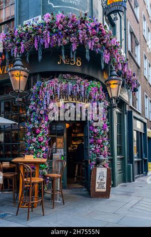 LONDRA, Regno Unito - NOVEMBRE 11 2021: MR Fogg's Tavern, una taverna in vecchio stile a tema intorno all'esploratore Phileus Fogg, e serve pub inglese grab a Londra nel maggio Foto Stock