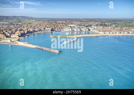 Sovereign Harbour a Eastbourne dal groyne che protegge il porto dal mare. Vista aerea. Foto Stock