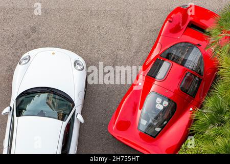 Una rossa Noble M600 e una Porsche 911 super auto dall'alto Foto Stock