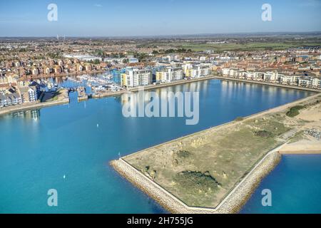 Foto aerea dell'entrata chiusa del Sovereign Harbour a Eastbourne con riflessi dagli edifici nell'acqua della Marina. Foto Stock