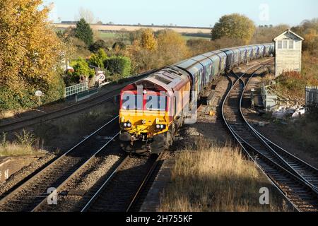 DB Cargo Class 66 loco 66076 si avvicina alla stazione di Barnetby con il servizio di biomassa della centrale elettrica 1013 Immingham-Drax il 17/11/21. Foto Stock