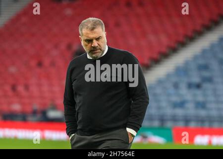 Glasgow, Regno Unito. 20 Nov 2021. I Celtic giocano a St Johnstone nella semifinale della Premier Sports Cup della Scottish Premier Football League, a Hampden Park, Glasgow, Regno Unito. Il gioco è stato preceduto da un minuto di silenzio in ricordo di Bertie Auld, un ex giocatore celtico e un membro della famosa squadra di leoni di Lisbona, che è morto all'inizio di quella settimana. Tutti i giocatori celtici avevano il numero 10, il numero del giocatore di Auld, sui loro shorts. Credit: Findlay/Alamy Live News Foto Stock