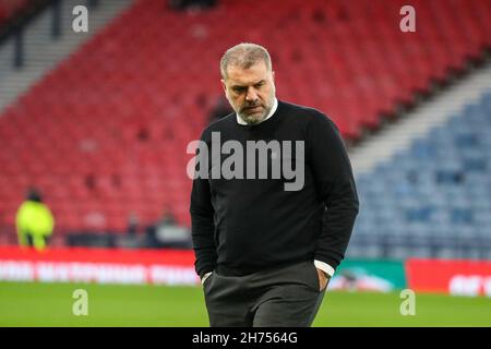 Glasgow, Regno Unito. 20 Nov 2021. I Celtic giocano a St Johnstone nella semifinale della Premier Sports Cup della Scottish Premier Football League, a Hampden Park, Glasgow, Regno Unito. Il gioco è stato preceduto da un minuto di silenzio in ricordo di Bertie Auld, un ex giocatore celtico e un membro della famosa squadra di leoni di Lisbona, che è morto all'inizio di quella settimana. Tutti i giocatori celtici avevano il numero 10, il numero del giocatore di Auld, sui loro shorts. Credit: Findlay/Alamy Live News Foto Stock