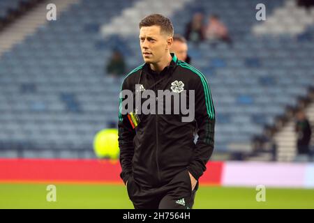 Glasgow, Regno Unito. 20 Nov 2021. I Celtic giocano a St Johnstone nella semifinale della Premier Sports Cup della Scottish Premier Football League, a Hampden Park, Glasgow, Regno Unito. Il gioco è stato preceduto da un minuto di silenzio in ricordo di Bertie Auld, un ex giocatore celtico e un membro della famosa squadra di leoni di Lisbona, che è morto all'inizio di quella settimana. Tutti i giocatori celtici avevano il numero 10, il numero di giocatore di Auld, sui loro shorts.Pic di CALLUM MCGREGOR capitano di Celtic. Credit: Findlay/Alamy Live News Foto Stock