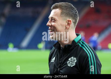 Glasgow, Regno Unito. 20 Nov 2021. I Celtic giocano a St Johnstone nella semifinale della Premier Sports Cup della Scottish Premier Football League, a Hampden Park, Glasgow, Regno Unito. Il gioco è stato preceduto da un minuto di silenzio in ricordo di Bertie Auld, un ex giocatore celtico e un membro della famosa squadra di leoni di Lisbona, che è morto all'inizio di quella settimana. Tutti i giocatori celtici avevano il numero 10, il numero del giocatore di Auld, sui loro shorts. PIC di CALLUM MCGREGOR capitano di Celtic. Credit: Findlay/Alamy Live News Foto Stock