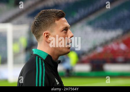 Glasgow, Regno Unito. 20 Nov 2021. I Celtic giocano a St Johnstone nella semifinale della Premier Sports Cup della Scottish Premier Football League, a Hampden Park, Glasgow, Regno Unito. Il gioco è stato preceduto da un minuto di silenzio in ricordo di Bertie Auld, un ex giocatore celtico e un membro della famosa squadra di leoni di Lisbona, che è morto all'inizio di quella settimana. Tutti i giocatori celtici avevano il numero 10, il numero del giocatore di Auld, sui loro shorts. PIC di CALLUM MCGREGOR capitano di Celtic. Credit: Findlay/Alamy Live News Foto Stock