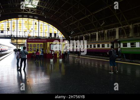 Bangkok, Tailandia. 20 Nov 2021. Thailandia - persone e molte famiglie si riuniscono per scattare foto della stazione ferroviaria di Bangkok o di Hua Lamphong prima di chiudere la leggenda del più antico hub di trasporto ferroviario della Thailandia. Il 20 novembre 2021. (Credit Image: © Teera Noisakran/Pacific Press via ZUMA Press Wire) Foto Stock