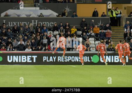 Swansea, Regno Unito. 20 Nov 2021. Keshi Anderson di Blackpool festeggia dopo aver segnato il gol per la sua squadra. EFL Skybet Championship match, Swansea City / Blackpool allo Stadio Swansea.com di Swansea sabato 20 novembre 2021. Questa immagine può essere utilizzata solo per scopi editoriali. Solo per uso editoriale, licenza richiesta per uso commerciale. Nessun uso in scommesse, giochi o un singolo club / campionato / giocatori pubblicazioni. pic di Andrew Dowling/ credito: Andrew Orchard sport fotografia / Alamy Live News Foto Stock