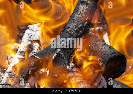 Sfondo sotto forma di fiamme e legna da ardere in un camino a casa la vigilia di Natale. Foto Stock