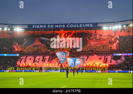 Sostenitori del PSG durante il campionato francese Ligue 1 partita di calcio tra Parigi Saint-Germain e il FC Nantes il 20 novembre 2021 allo stadio Parc des Princes di Parigi, Francia - Foto Matthieu Mirville / DPPI Foto Stock