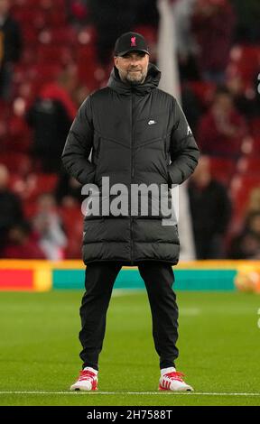 Liverpool, Inghilterra, 20 novembre 2021. Jurgen Klopp manager di Liverpool guarda Arsenal riscaldarsi durante la partita della Premier League ad Anfield, Liverpool. Il credito d'immagine dovrebbe leggere: Andrew Yates / Sportimage Foto Stock