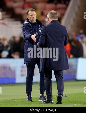 Il manager di Millwall Gary Rowett (a sinistra) scrolla le mani con il manager di Middlesbrough Chris Wilder dopo il fischio finale della partita dello Sky Bet Championship al Riverside Stadium di Middlesbrough. Data foto: Sabato 20 novembre 2021. Foto Stock