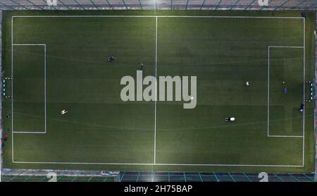 Vista aerea dall'alto verso il basso del campo da calcio o del campo da calcio Foto Stock