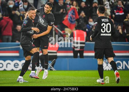 Kylian MBAPPE di PSG festeggia il suo obiettivo con Achraf Hakimi di PSG e Lionel (Leo) MESSI di PSG durante il campionato francese Ligue 1 partita di calcio tra Parigi Saint-Germain e FC Nantes il 20 novembre 2021 allo stadio Parc des Princes di Parigi, Francia - Foto: Matthieu Mirville/DPPI/LiveMedia Foto Stock